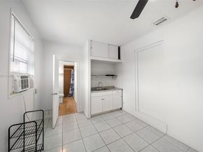 600 SW 10th St, Hallandale Beach FL 33009