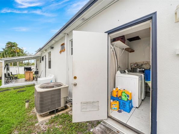 600 SW 10th St, Hallandale Beach FL 33009