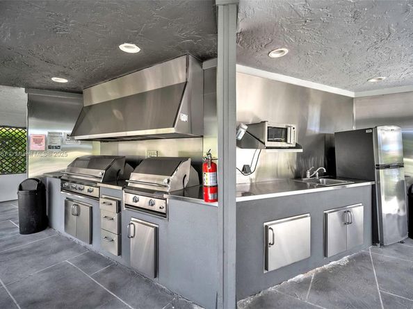 150 S Hollybrook Ter 101, Pembroke Pines FL 33025