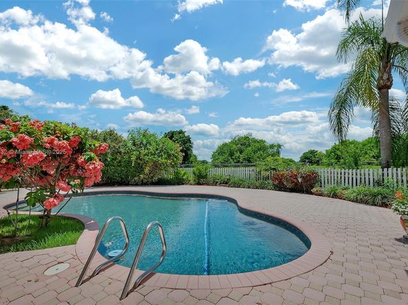 9620 E Calusa Club Dr, Miami FL 33186