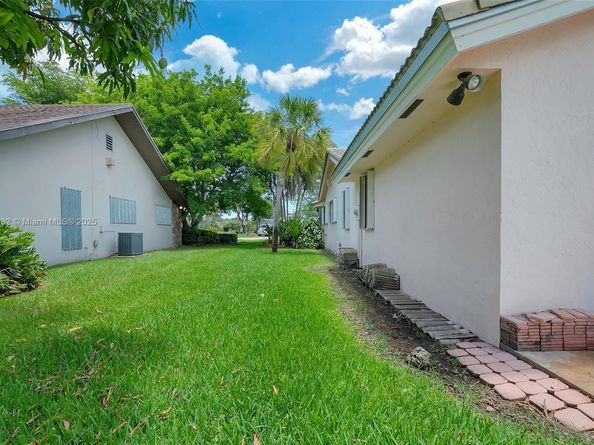 9620 E Calusa Club Dr, Miami FL 33186