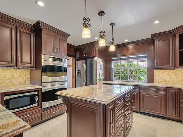 9620 E Calusa Club Dr, Miami FL 33186