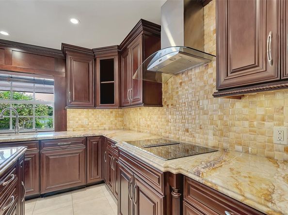9620 E Calusa Club Dr, Miami FL 33186