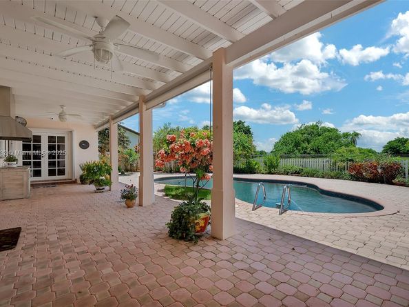 9620 E Calusa Club Dr, Miami FL 33186
