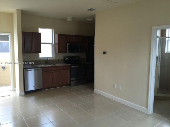17107 SW 96th St, Miami FL 33196