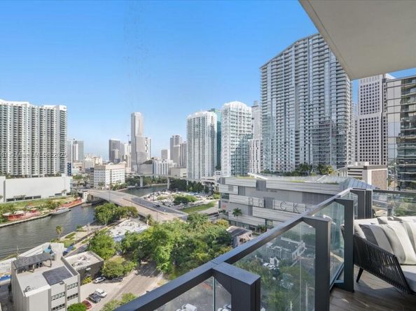 88 SW 7th St 1111, Miami FL 33130