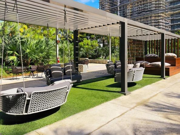 88 SW 7th St 1111, Miami FL 33130