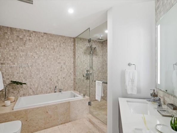 88 SW 7th St 1111, Miami FL 33130