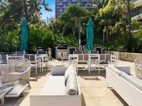 88 SW 7th St 1111, Miami FL 33130