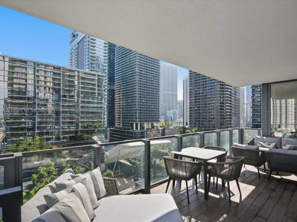 88 SW 7th St 1111, Miami FL 33130