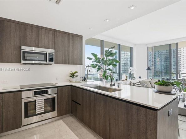 88 SW 7th St 1111, Miami FL 33130