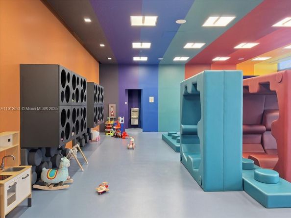 88 SW 7th St 1111, Miami FL 33130