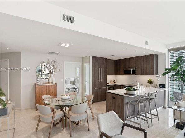 88 SW 7th St 1111, Miami FL 33130