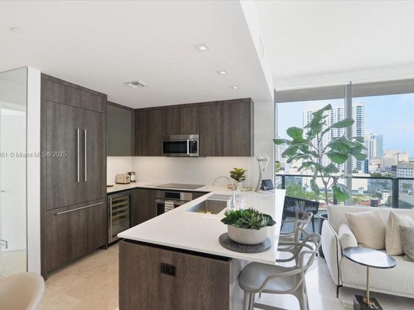 88 SW 7th St 1111, Miami FL 33130