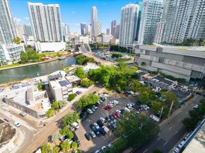 88 SW 7th St 1111, Miami FL 33130