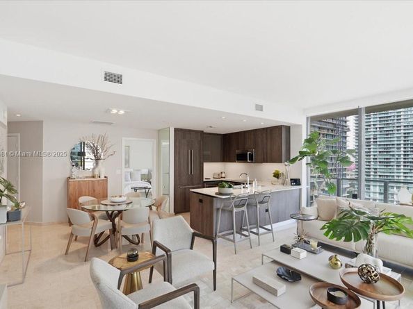 88 SW 7th St 1111, Miami FL 33130