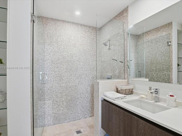 88 SW 7th St 1111, Miami FL 33130