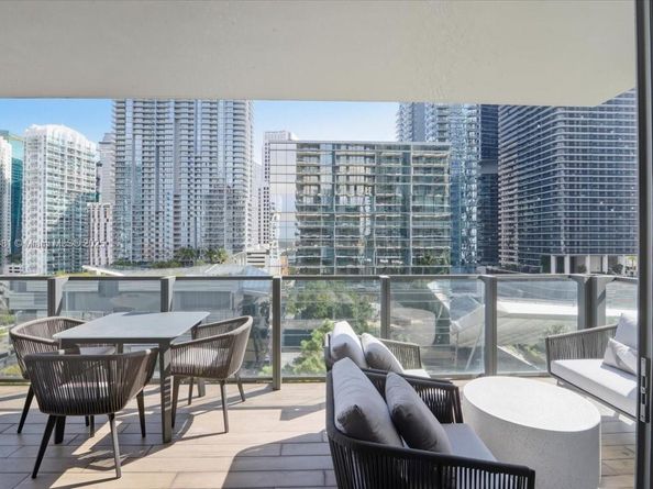 88 SW 7th St 1111, Miami FL 33130