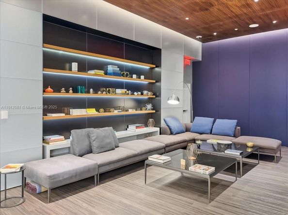 88 SW 7th St 1111, Miami FL 33130