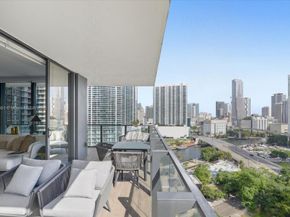 88 SW 7th St 1111, Miami FL 33130