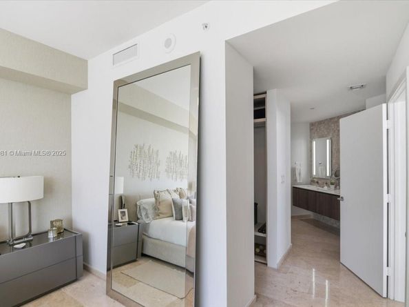 88 SW 7th St 1111, Miami FL 33130