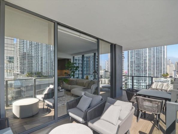 88 SW 7th St 1111, Miami FL 33130