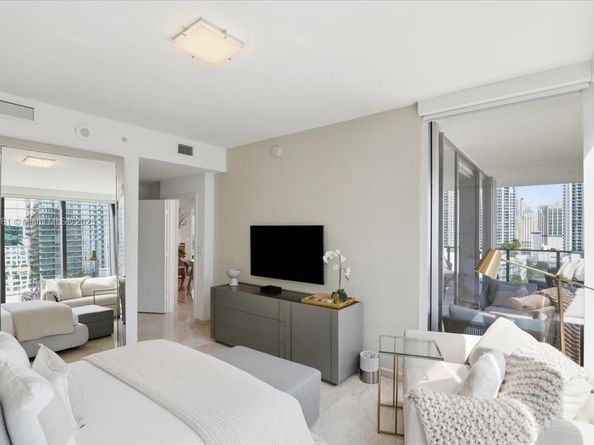 88 SW 7th St 1111, Miami FL 33130