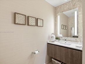 88 SW 7th St 1111, Miami FL 33130