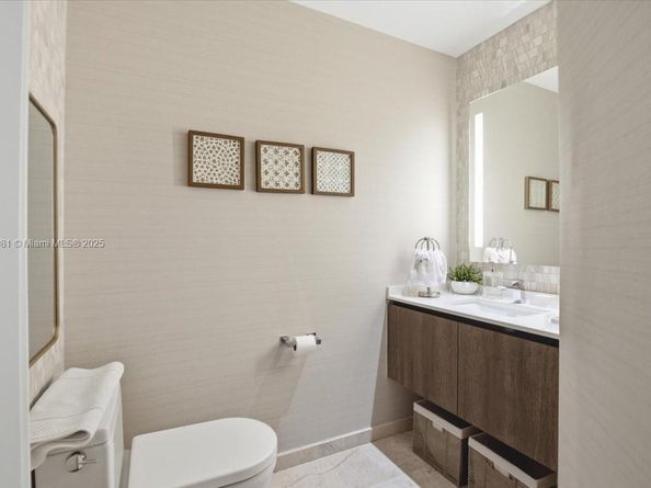 88 SW 7th St 1111, Miami FL 33130