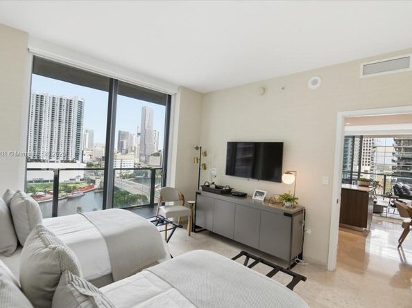 88 SW 7th St 1111, Miami FL 33130