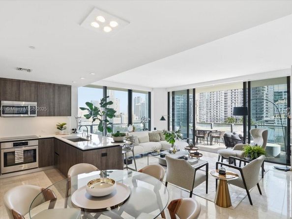 88 SW 7th St 1111, Miami FL 33130