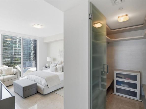 88 SW 7th St 1111, Miami FL 33130