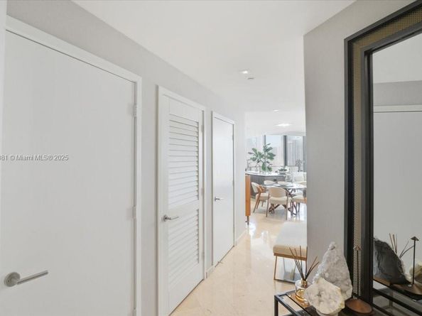 88 SW 7th St 1111, Miami FL 33130