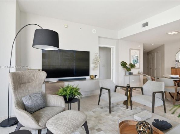 88 SW 7th St 1111, Miami FL 33130