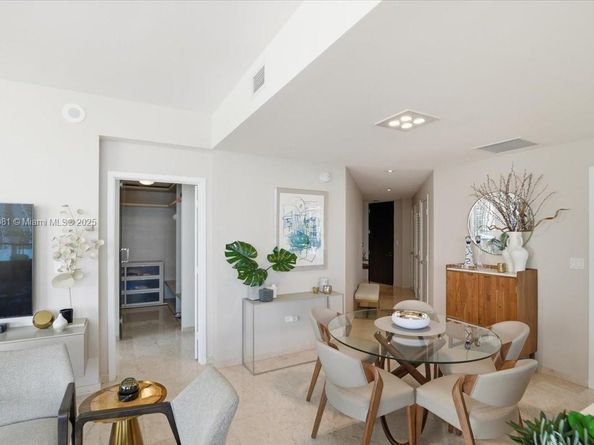 88 SW 7th St 1111, Miami FL 33130