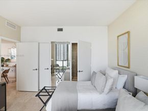 88 SW 7th St 1111, Miami FL 33130