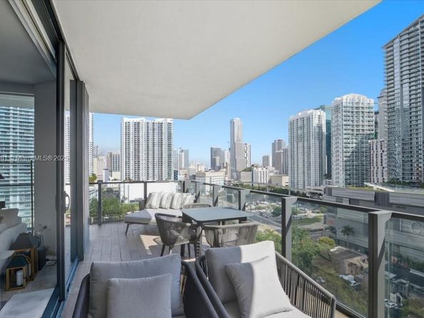 88 SW 7th St 1111, Miami FL 33130