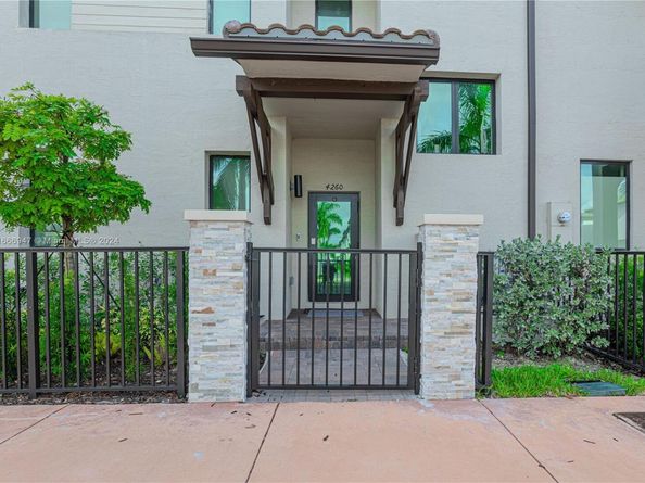4260 NW 82nd Ave, Doral FL 33166
