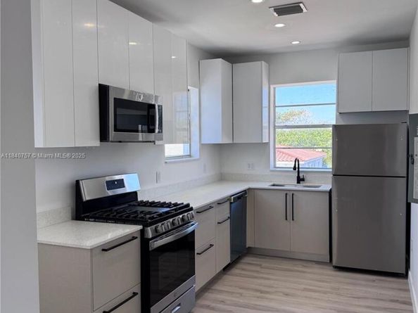950 79th Ter, Miami Beach FL 33141