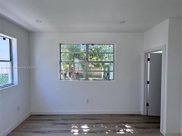 950 79th Ter, Miami Beach FL 33141