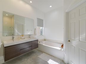 1868 Harbor View Cir, Weston FL 33327