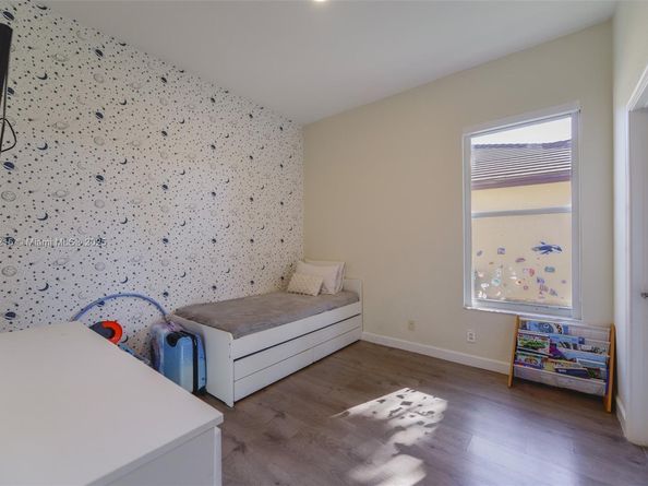 1868 Harbor View Cir, Weston FL 33327