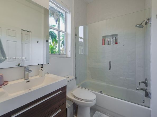 1868 Harbor View Cir, Weston FL 33327