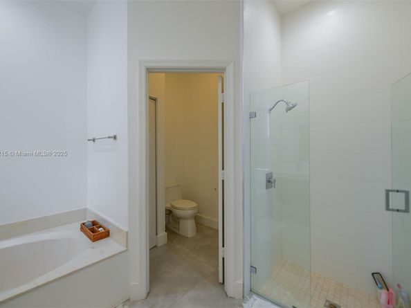 1868 Harbor View Cir, Weston FL 33327