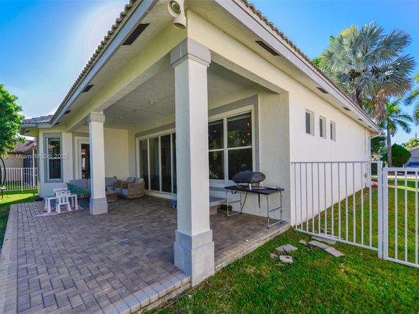 1868 Harbor View Cir, Weston FL 33327