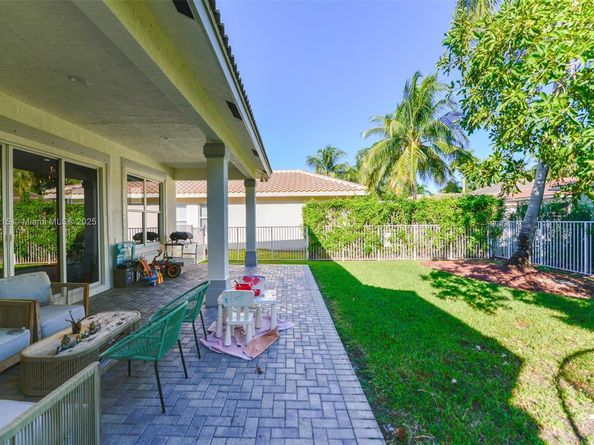 1868 Harbor View Cir, Weston FL 33327