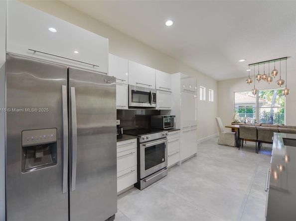 1868 Harbor View Cir, Weston FL 33327