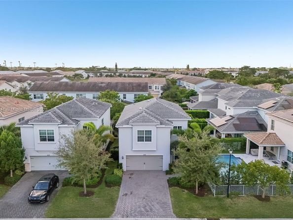 1402 Myrtle Oak Ter, Hollywood FL 33021
