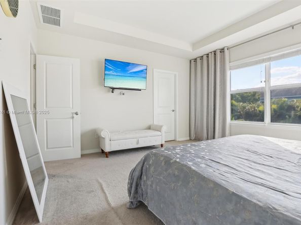 1402 Myrtle Oak Ter, Hollywood FL 33021