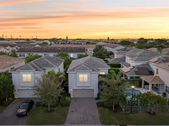 1402 Myrtle Oak Ter, Hollywood FL 33021